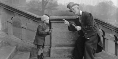 O palhaço Mr. Austin, cujo pai também havia sido palhaço anteriormente, ensina ao seu filho a “arte do riso”, antes de uma apresentação no Crystal Palace Circus, em Londres.