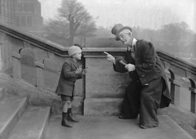 O palhaço Mr. Austin, cujo pai também havia sido palhaço anteriormente, ensina ao seu filho a “arte do riso”, antes de uma apresentação no Crystal Palace Circus, em Londres.