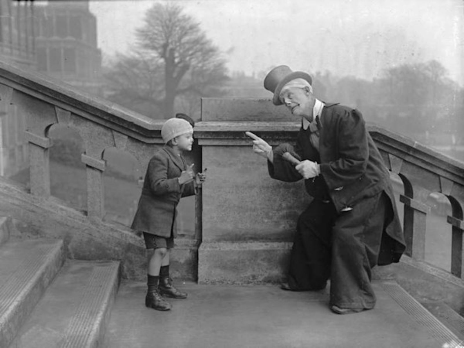 O palhaço Mr. Austin, cujo pai também havia sido palhaço anteriormente, ensina ao seu filho a “arte do riso”, antes de uma apresentação no Crystal Palace Circus, em Londres. O palhaço Mr. Austin, cujo pai também havia sido palhaço anteriormente, ensina ao seu filho a “arte do riso”, antes de uma apresentação no Crystal Palace Circus, em Londres.
