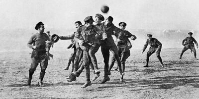 Uma das raras fotografias que supostamente captura uma partida de futebol improvisada entre soldados durante a Trégua de Natal. A autenticidade de muitas dessas imagens é debatida, mas elas simbolizam o espírito do evento.