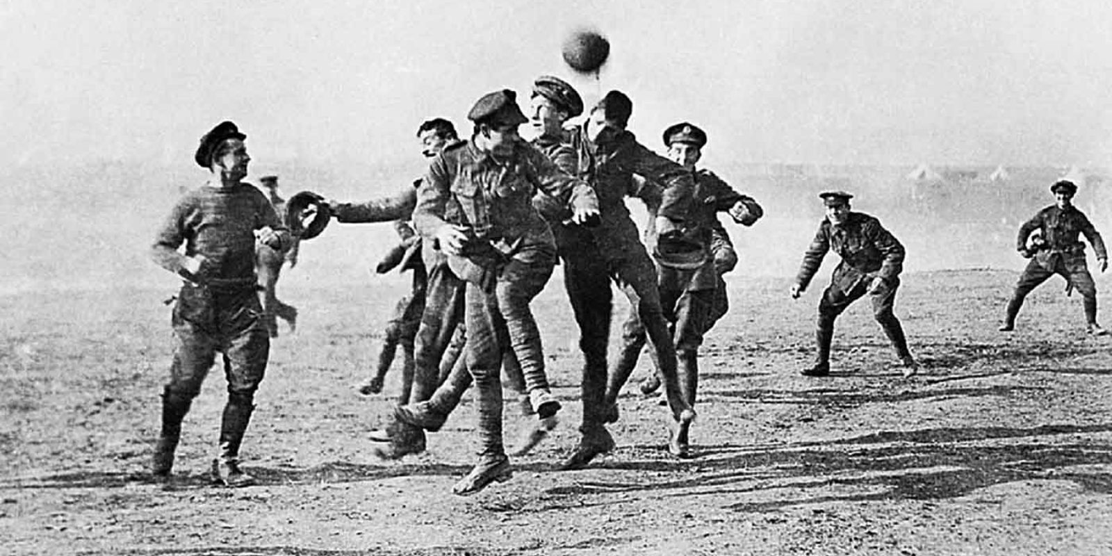 Uma das raras fotografias que supostamente captura uma partida de futebol improvisada entre soldados durante a Trégua de Natal. A autenticidade de muitas dessas imagens é debatida, mas elas simbolizam o espírito do evento.