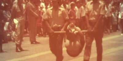 Durante a parada militar em Belo Horizonte, a primeira turma de alunos da Guarda Rural Indígena se formava. Um homem era carregado em um "pau-de-arara". Esse era um dos instrumentos de tortura mais usados na época.