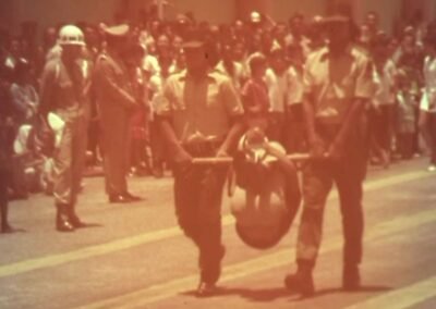 Durante a parada militar em Belo Horizonte, a primeira turma de alunos da Guarda Rural Indígena se formava. Um homem era carregado em um "pau-de-arara". Esse era um dos instrumentos de tortura mais usados na época.