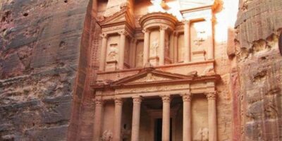 Petra, com sua rica história e arquitetura deslumbrante, permanece como um testemunho da engenhosidade humana e da riqueza cultural dos nabateus. Desde sua fundação até os desafios contemporâneos de preservação, Petra continua a inspirar e fascinar pessoas ao redor do mundo.
