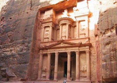 Petra, com sua rica história e arquitetura deslumbrante, permanece como um testemunho da engenhosidade humana e da riqueza cultural dos nabateus. Desde sua fundação até os desafios contemporâneos de preservação, Petra continua a inspirar e fascinar pessoas ao redor do mundo.