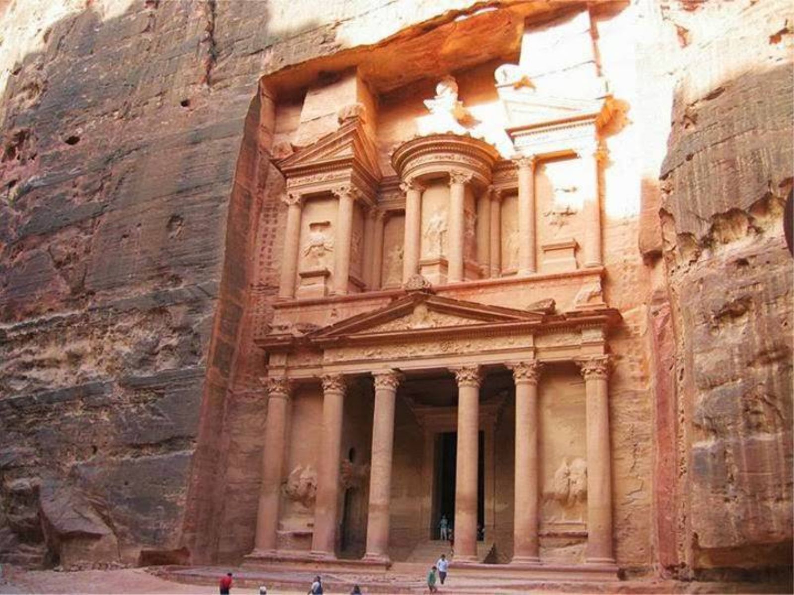 Petra, com sua rica história e arquitetura deslumbrante, permanece como um testemunho da engenhosidade humana e da riqueza cultural dos nabateus. Desde sua fundação até os desafios contemporâneos de preservação, Petra continua a inspirar e fascinar pessoas ao redor do mundo. Petra, com sua rica história e arquitetura deslumbrante, permanece como um testemunho da engenhosidade humana e da riqueza cultural dos nabateus. Desde sua fundação até os desafios contemporâneos de preservação, Petra continua a inspirar e fascinar pessoas ao redor do mundo.