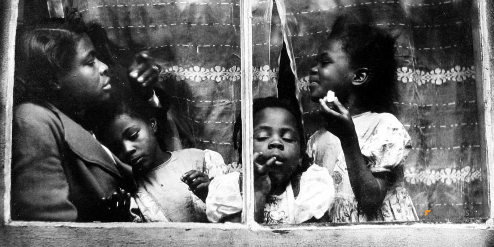 Uma cena do cotidiano nos cortiços de Nova York, capturada pelas lentes de um fotógrafo da Photo League. A imagem expõe as condições de vida da população marginalizada, um dos principais focos do coletivo. Autor/Fonte: Street Photography Magazine. Uma cena do cotidiano nos cortiços de Nova York, capturada pelas lentes de um fotógrafo da Photo League. A imagem expõe as condições de vida da população marginalizada, um dos principais focos do coletivo. Autor/Fonte: Street Photography Magazine.