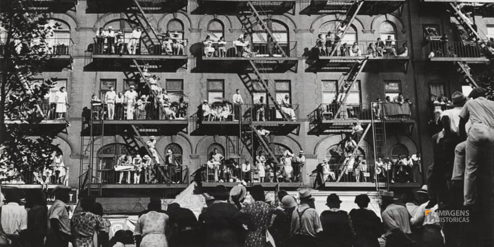 A exposição "This Is the Photo League", realizada em 1948, foi uma tentativa do coletivo de se defender das acusações de subversão. A imagem mostra a força e a união dos fotógrafos em um momento de perseguição política. Autor/Fonte: The Jewish Museum.