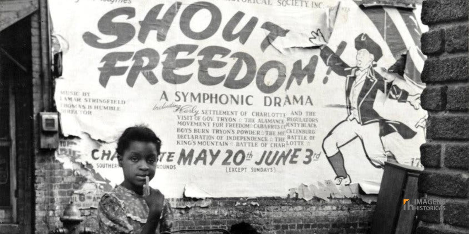 A imagem "Shout Freedom", capturada por um membro da Photo League, justapõe a inocência infantil com a luta por liberdade e igualdade, temas recorrentes no trabalho do coletivo. Autor/Fonte: The New York Times.