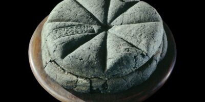 Um pão carbonizado foi encontrado em um forno em Pompeia ilustra o costume da época.