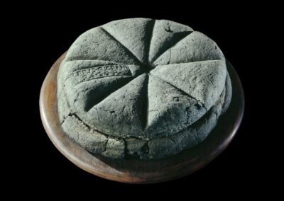 Um pão carbonizado foi encontrado em um forno em Pompeia ilustra o costume da época.
