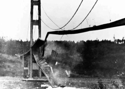 O desabamento da ponte Tacoma Narrows, ocorrido em 7 de novembro de 1940, é um dos eventos de engenharia mais estudados da história.