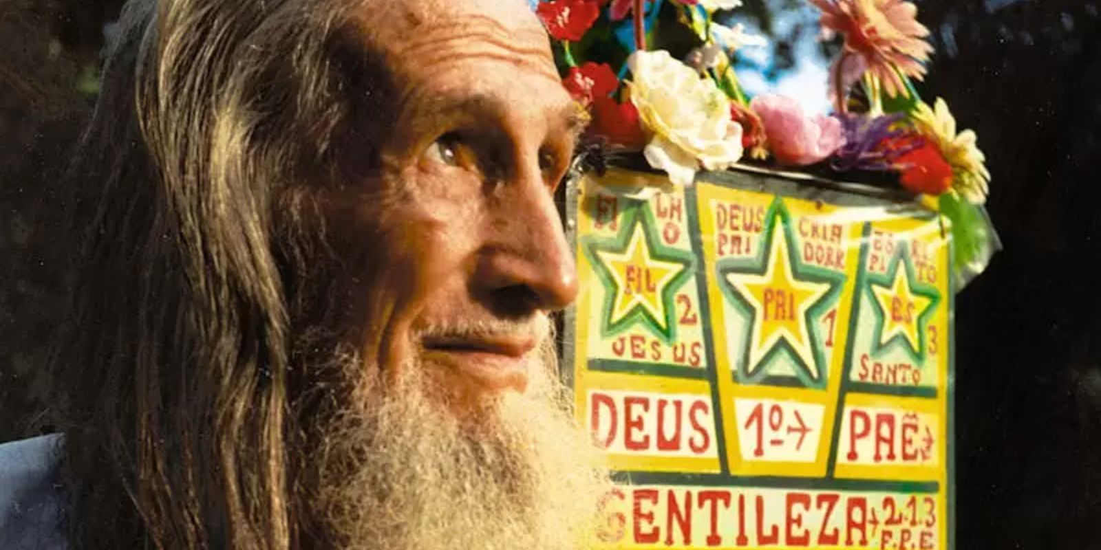 O Profeta Gentileza sorrindo, vestindo sua icônica túnica branca. Sua presença nas ruas do Rio de Janeiro era marcada por gestos de bondade, distribuição de flores e palavras de conforto aos transeuntes.