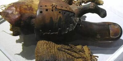 Em 2007, arqueólogos descobriram o que é considerado a prótese mais antiga do mundo: um dedo do pé artificial encontrado na região de Luxor, no Egito. A fascinante descoberta remonta ao período entre 950 e 710 a.C., ou seja, há mais de 2700 anos, durante o Terceiro Período Intermediário do Egito Antigo.