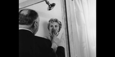 A direção de Alfred Hitchcock em "Psicose" é aclamada por sua capacidade de criar um suspense psicológico inovador e intenso para o filme, lançado em 1960.
