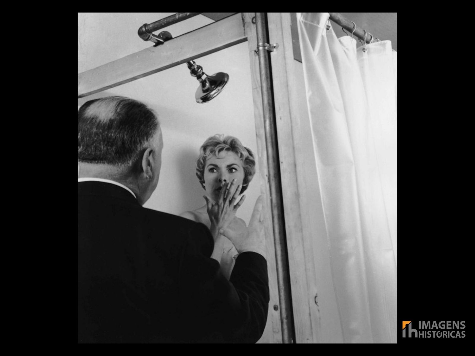 A direção de Alfred Hitchcock em "Psicose" é aclamada por sua capacidade de criar um suspense psicológico inovador e intenso para o filme, lançado em 1960.