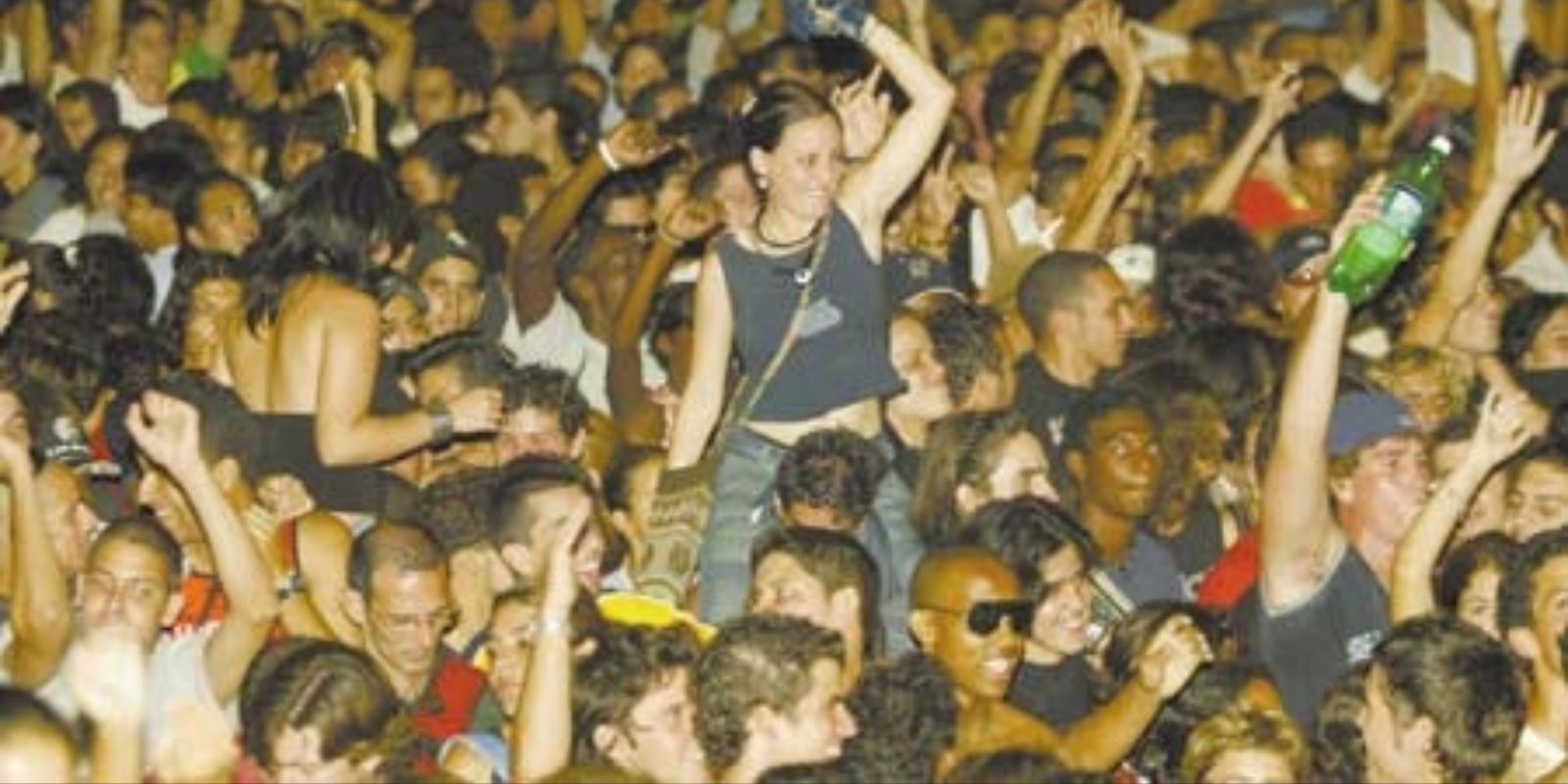 Milhares de jovens cubanos lotaram a Tribuna Antimperialista para o show gratuito do Audioslave. Para muitos, foi a primeira oportunidade de ver uma banda de rock internacional ao vivo, um momento de catarse e celebração.