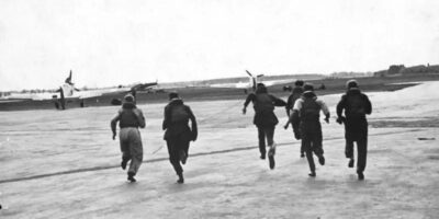 A Batalha da Inglaterra, travada em 1940, foi um dos momentos mais decisivos da Segunda Guerra Mundial. Nessa campanha, a Royal Air Force (RAF) desempenhou um papel crucial na defesa do Reino Unido contra as forças da Luftwaffe, a força aérea alemã.