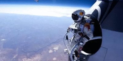 O Red Bull Stratos foi um projeto pioneiro que combinou ciência, esporte e tecnologia para realizar um salto de paraquedas da estratosfera. Em 14 de outubro de 2012, o austríaco Felix Baumgartner, um experiente paraquedista e base jumper, saltou de uma cápsula especialmente projetada a uma altitude de aproximadamente 39 quilômetros acima da Terra, estabelecendo vários recordes e expandindo os limites do que se pensava ser possível para o corpo humano.