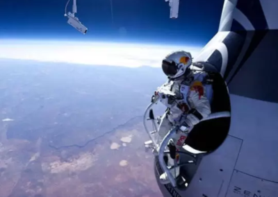 O Red Bull Stratos foi um projeto pioneiro que combinou ciência, esporte e tecnologia para realizar um salto de paraquedas da estratosfera. Em 14 de outubro de 2012, o austríaco Felix Baumgartner, um experiente paraquedista e base jumper, saltou de uma cápsula especialmente projetada a uma altitude de aproximadamente 39 quilômetros acima da Terra, estabelecendo vários recordes e expandindo os limites do que se pensava ser possível para o corpo humano.