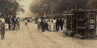 Bonde virado na praça da República por ocasião da Revolta da Vacina, 1904.