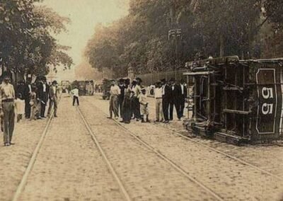 Bonde virado na praça da República por ocasião da Revolta da Vacina, 1904.