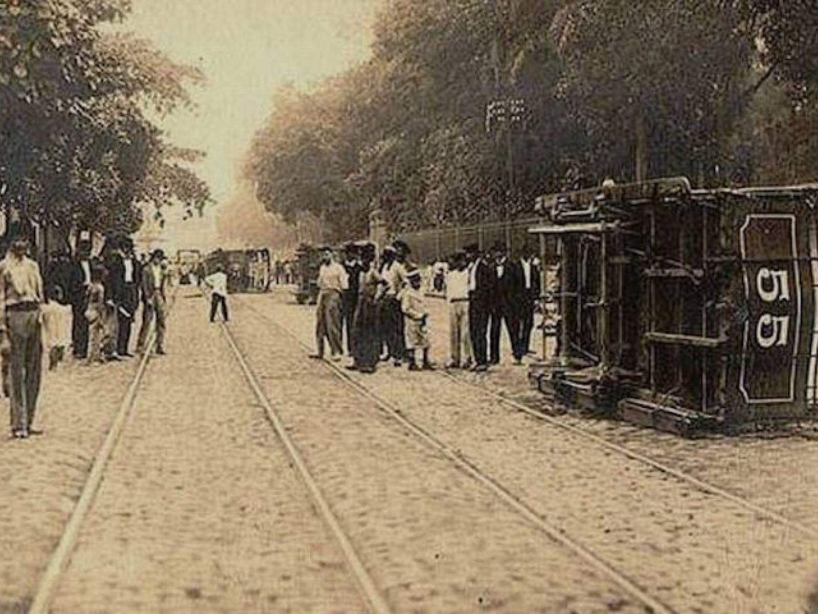 Bonde virado na praça da República por ocasião da Revolta da Vacina, 1904. Bonde virado na praça da República por ocasião da Revolta da Vacina, 1904.