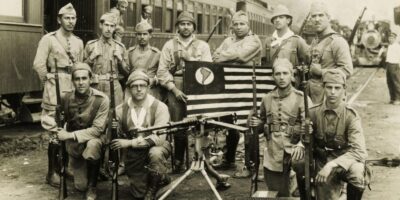 A fotografia em questão, tirada durante a Revolução Constitucionalista, mostra um grupo de soldados ao lado de um dos trens blindados improvisados.