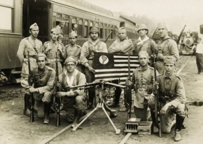 A fotografia em questão, tirada durante a Revolução Constitucionalista, mostra um grupo de soldados ao lado de um dos trens blindados improvisados.