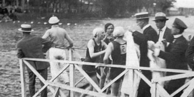 Em 1924, ocorreu a primeira travessia oficial a nado do Rio Tietê, um evento marcante na história de São Paulo. Na época, o Rio Tietê era um rio limpo e utilizado pela população para competições e lazer. Na imagem, é possível ver a chegada da primeira travessia a nado do Rio Tietê, no ano de 1924. Foto do Acervo do Clube Esperia.