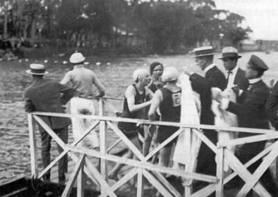 Em 1924, ocorreu a primeira travessia oficial a nado do Rio Tietê, um evento marcante na história de São Paulo. Na época, o Rio Tietê era um rio limpo e utilizado pela população para competições e lazer. Na imagem, é possível ver a chegada da primeira travessia a nado do Rio Tietê, no ano de 1924. Foto do Acervo do Clube Esperia.