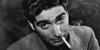 Robert Capa em um retrato que captura a intensidade de seu olhar. Nascido Endre Ernő Friedmann em Budapeste em 1913, adotou o pseudônimo "Robert Capa" junto com Gerda Taro para vender suas fotografias como se fossem de um famoso fotógrafo americano. A estratégia funcionou e o personagem se tornou real, transformando-o em uma das maiores lendas do fotojornalismo de guerra. Fonte: LIFE Magazine / Getty Images.