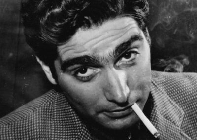 Robert Capa em um retrato que captura a intensidade de seu olhar. Nascido Endre Ernő Friedmann em Budapeste em 1913, adotou o pseudônimo "Robert Capa" junto com Gerda Taro para vender suas fotografias como se fossem de um famoso fotógrafo americano. A estratégia funcionou e o personagem se tornou real, transformando-o em uma das maiores lendas do fotojornalismo de guerra. Fonte: LIFE Magazine / Getty Images.