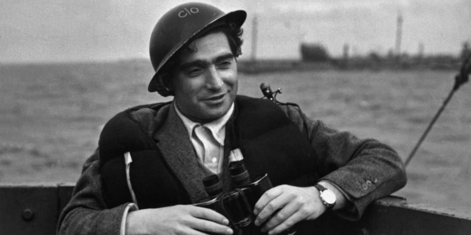 Robert Capa e Gerda Taro, o casal que inventou a lenda. Juntos, criaram a persona de "Robert Capa", o suposto fotógrafo americano famoso, e começaram a vender suas fotos sob esse nome por preços muito mais altos. Além de parceiros profissionais, eram companheiros amorosos. Cobriram juntos a Guerra Civil Espanhola, onde Taro perderia tragicamente a vida em 1937, atropelada por um tanque. Sua morte devastou Capa, mas ele continuou fotografando, levando adiante o legado que construíram juntos. Fonte: International Center of Photography / Magnum Photos