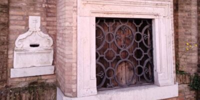 A "Roda dos Enjeitados" ou "Roda dos Expostos" foi uma instituição criada para receber bebês abandonados por seus pais. Este mecanismo foi amplamente utilizado em várias partes do mundo, incluindo o Brasil, durante os séculos XVIII e XIX.