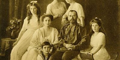 A dinastia Romanov foi a última casa imperial a governar a Rússia, com seu reinado iniciando em 1613 e terminando em 1917.