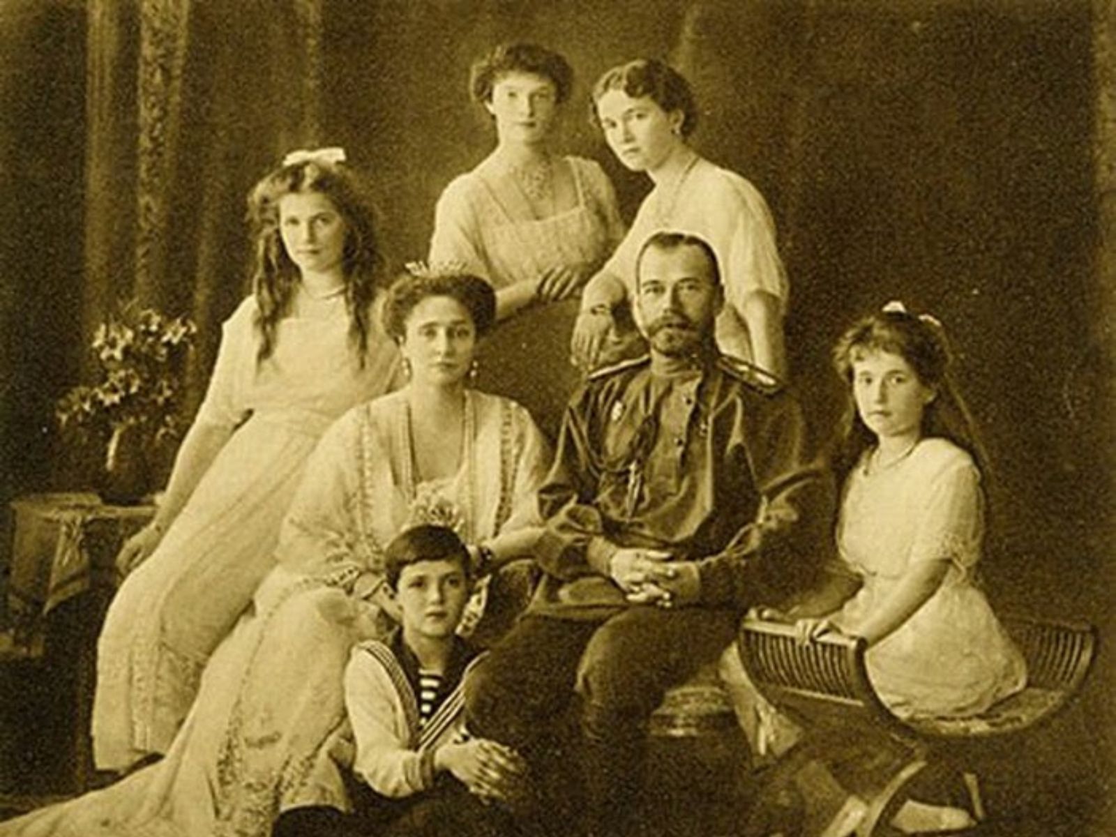 A dinastia Romanov foi a última casa imperial a governar a Rússia, com seu reinado iniciando em 1613 e terminando em 1917. A dinastia Romanov foi a última casa imperial a governar a Rússia, com seu reinado iniciando em 1613 e terminando em 1917.