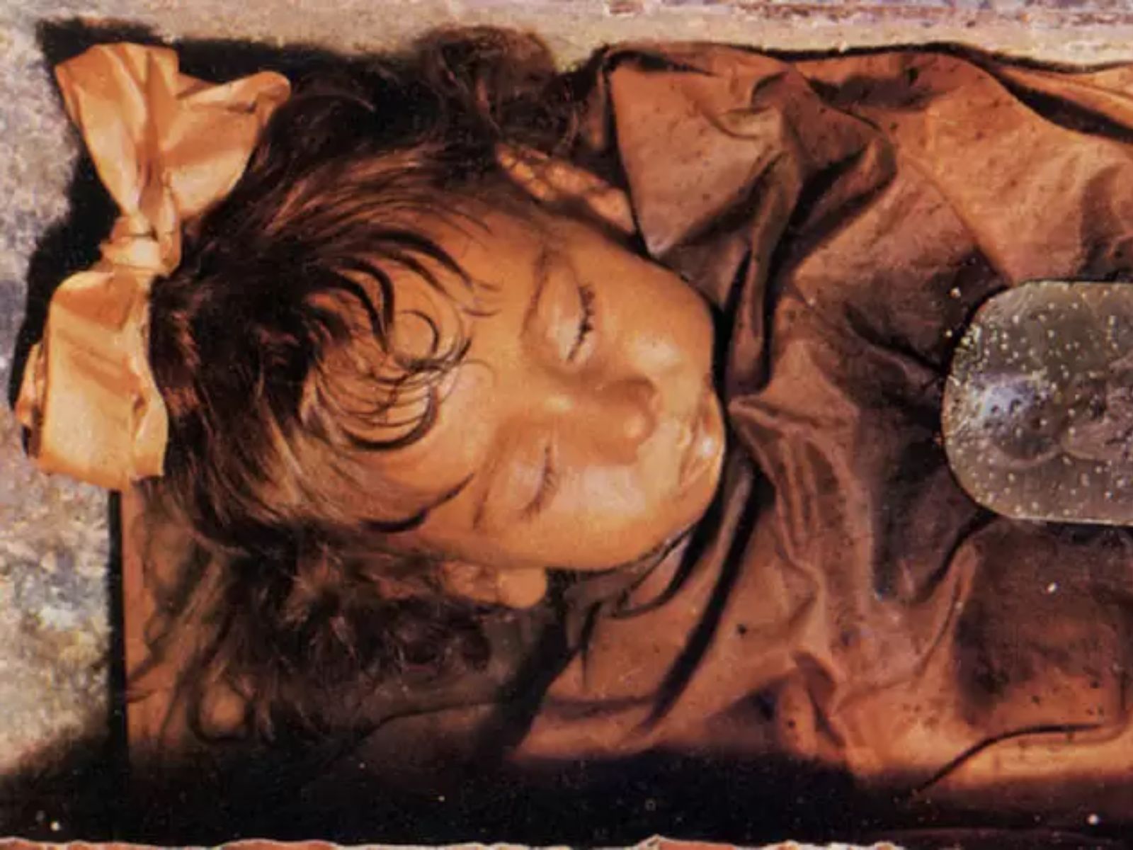 Rosália Lombardo é uma figura notável no campo da mumificação, conhecida como a "Menina de Ouro" devido à sua preservação excepcional. Nascida em 13 de dezembro de 1918 em Palermo, na Itália, Rosália foi uma das últimas pessoas a ser mumificada com técnicas tradicionais antes da introdução de métodos mais modernos. Rosália faleceu aos 2 anos de idade e foi embalsamada em Palermo, Itália, em 1920. 