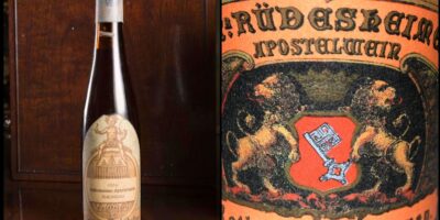 O Rüdesheimer Apostelwein de 1727 é um vinho notável, produzido em Bremen, na Alemanha, que detém o título de um dos vinhos mais antigos do mundo ainda em consumo. Com quase 300 anos de história, este vinho é uma verdadeira relíquia vinícola, apreciada e preservada ao longo dos séculos por sua qualidade excepcional, raridade e significado histórico.