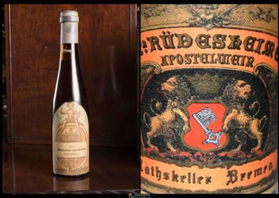 O Rüdesheimer Apostelwein de 1727 é um vinho notável, produzido em Bremen, na Alemanha, que detém o título de um dos vinhos mais antigos do mundo ainda em consumo. Com quase 300 anos de história, este vinho é uma verdadeira relíquia vinícola, apreciada e preservada ao longo dos séculos por sua qualidade excepcional, raridade e significado histórico.