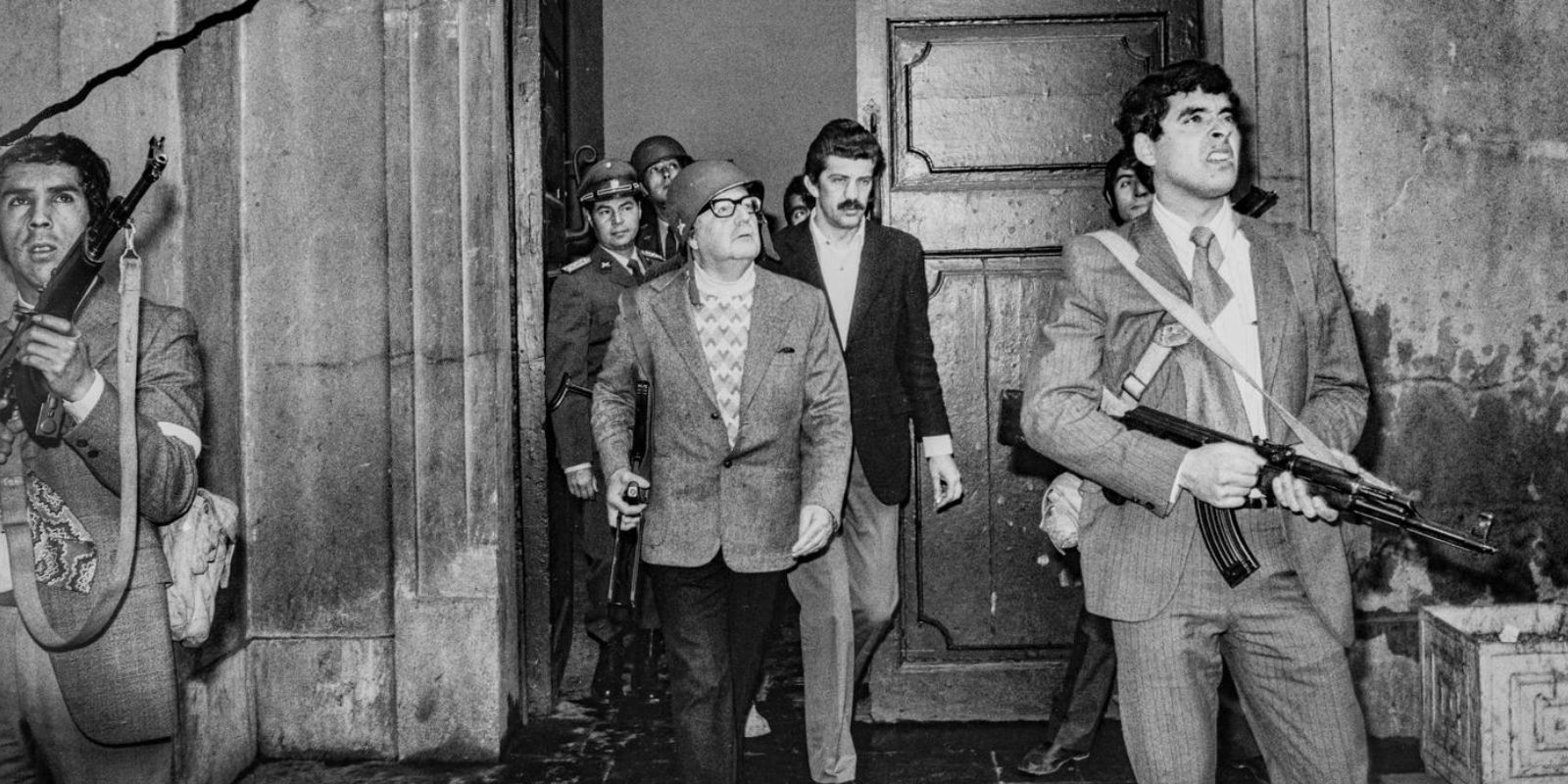 O presidente Salvador Allende, usando um capacete e cercado por seus guardas, momentos antes de sua morte no Palácio de La Moneda em 11 de setembro de 1973.