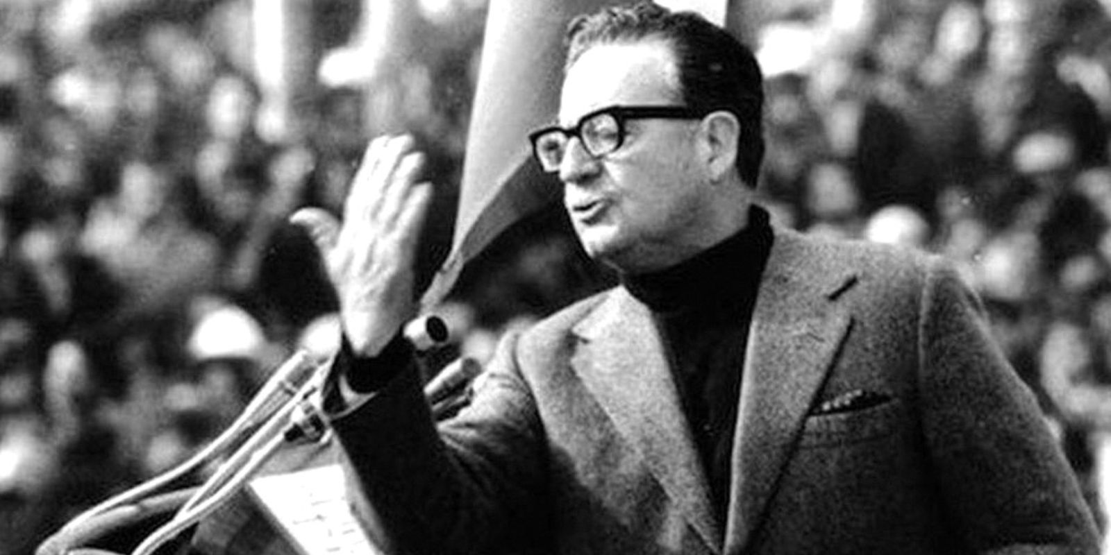 Salvador Allende discursando ao povo chileno, defendendo seu projeto de socialismo democrático antes do golpe de 1973.