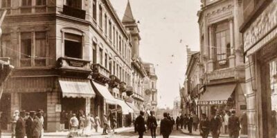 A Bélle Époque do início do Século XX: encontro da Rua Direita com São João. Na foto, é possível ver o cruzamento da Rua Direita com a São Bento, em direção ao Viaduto do Chá, com o intenso comércio que ganhou força à época.