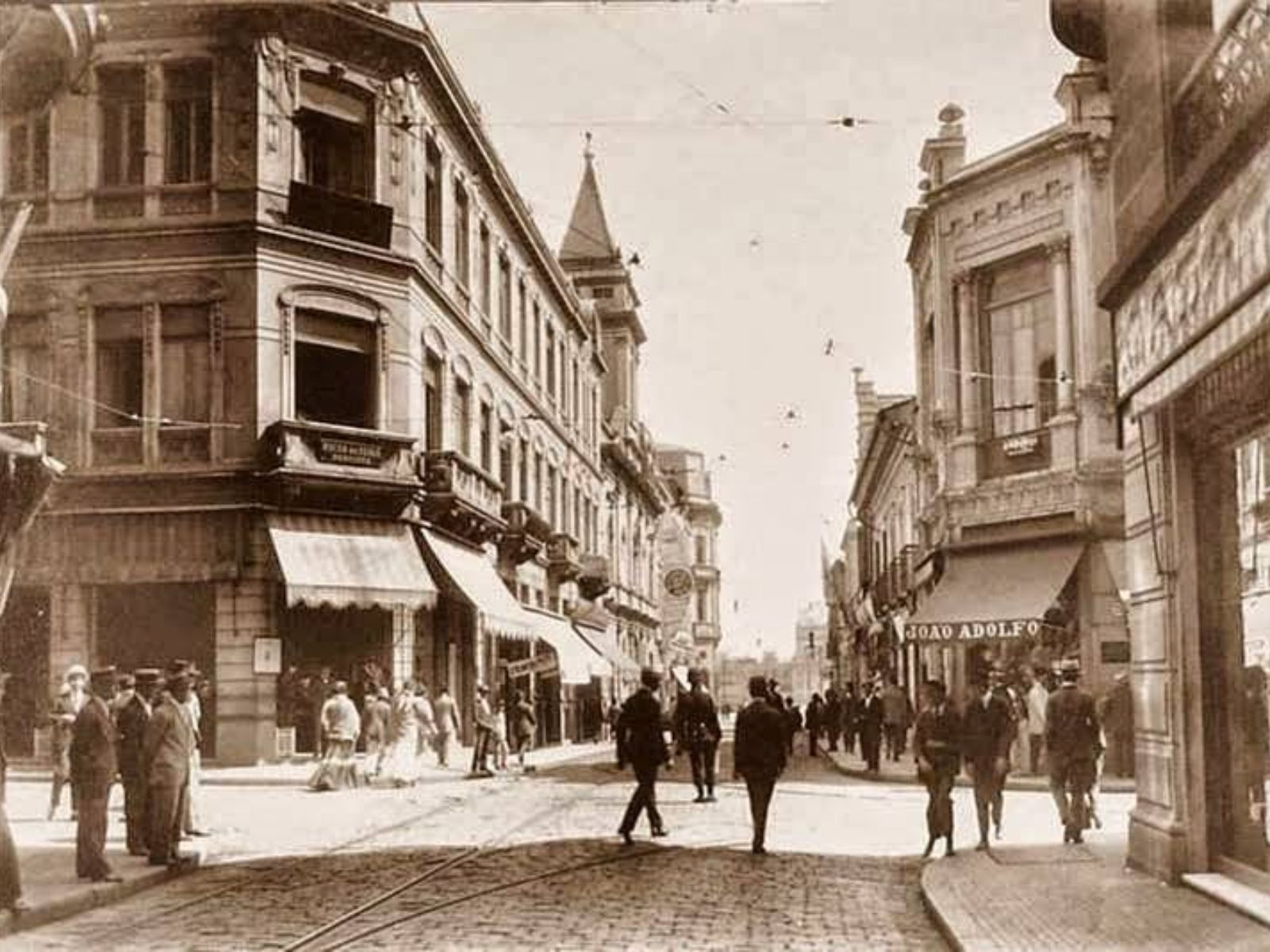 A Bélle Époque do início do Século XX: encontro da Rua Direita com São João. Na foto, é possível ver o cruzamento da Rua Direita com a São Bento, em direção ao Viaduto do Chá, com o intenso comércio que ganhou força à época.