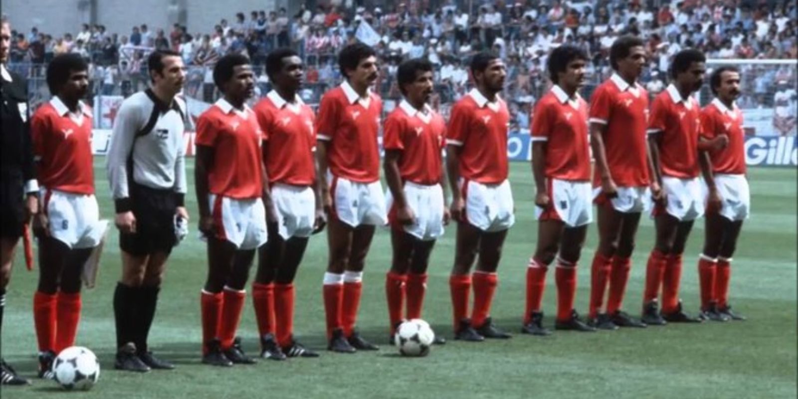 A seleção do Kuwait, conhecida como a "Geração de Ouro", posa para foto antes de uma partida na Copa do Mundo de 1982, na Espanha. Foi a única participação do país em um mundial.
