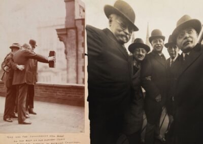 Cinco fotógrafos posam juntos para uma fotografia estilo "selfie" (autorretrato) no telhado do Marceau's Studio, em Nova York, no ano de 1920.
