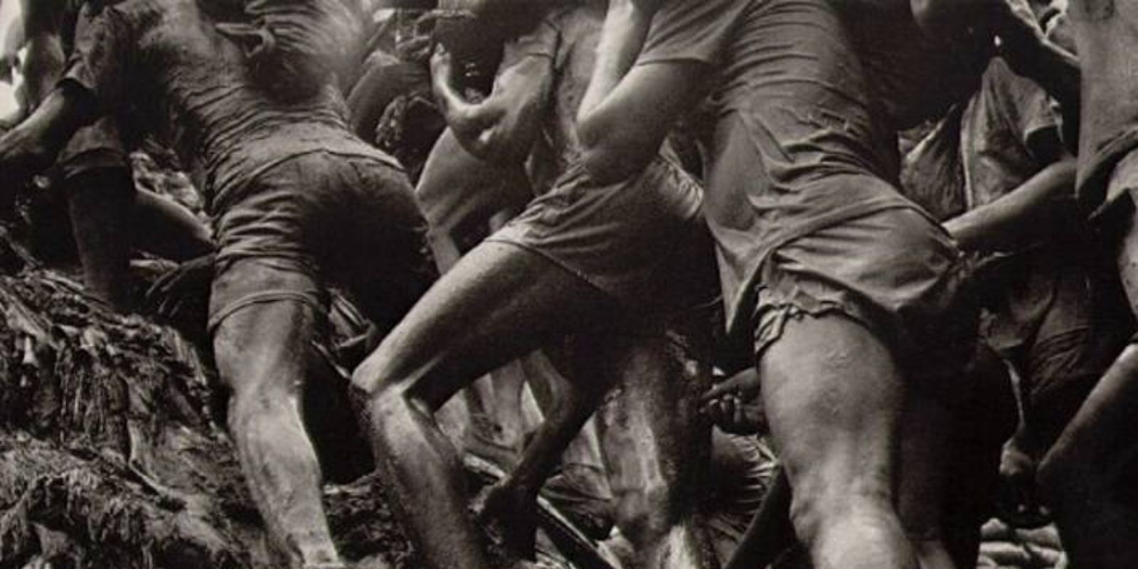 Em meio a um mar de lama e suor, garimpeiros se esforçam em busca do ouro em Serra Pelada. A imagem de Sebastião Salgado captura a essência do trabalho árduo e das condições precárias enfrentadas por milhares de homens que sonhavam com a riqueza. Autor: Sebastião Salgado.