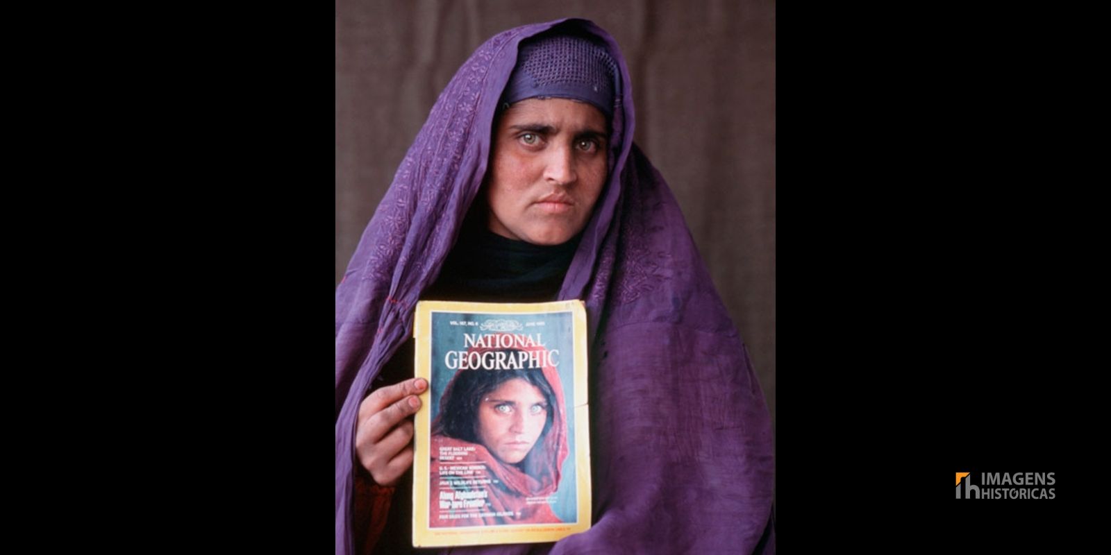Sharbat Gula, aos 30 anos, durante o reencontro com Steve McCurry em 2002. As marcas do tempo e as dificuldades da vida são visíveis em seu rosto, mas seus olhos verdes inconfundíveis confirmaram sua identidade. Autor: Steve McCurry / National Geographic.