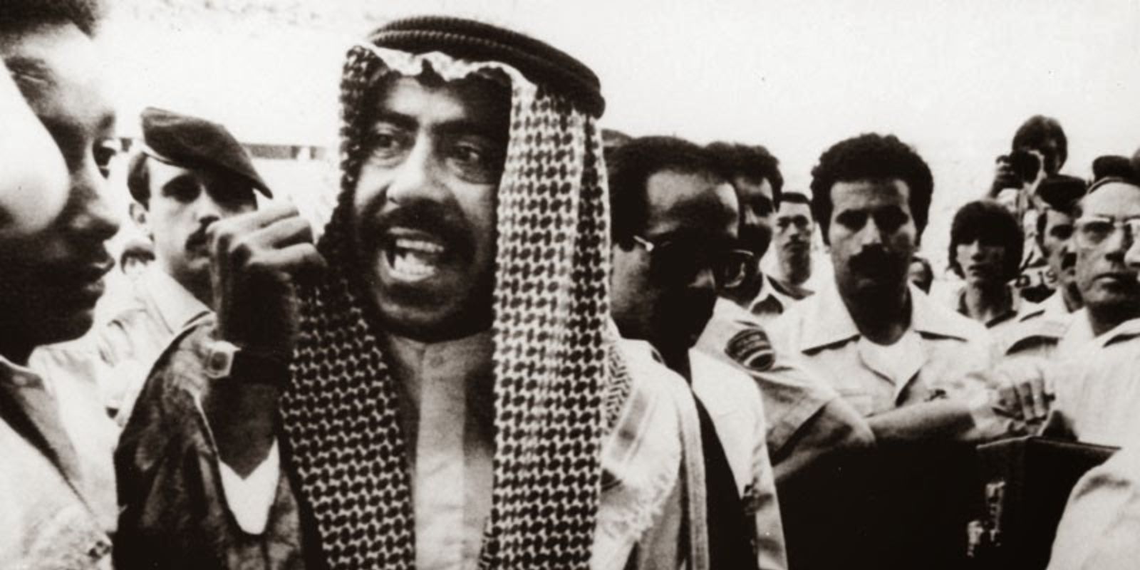 O sheik Fahad Al-Ahmad Al-Sabah gesticula furiosamente em campo, confrontando o árbitro Miroslav Stupar e exigindo a anulação do gol da França durante a partida da Copa do Mundo de 1982. O sheik Fahad Al-Ahmad Al-Sabah gesticula furiosamente em campo, confrontando o árbitro Miroslav Stupar e exigindo a anulação do gol da França durante a partida da Copa do Mundo de 1982.