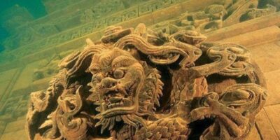Shi Cheng, conhecida como a "Atlântida Chinesa", é uma antiga cidade submersa localizada no fundo do Lago Qiandao, na província de Zhejiang, China.
